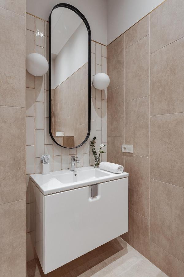 New! Luxury Apartment In The Center Of Odessa Overlooking Deribasovskaya Str. Low Price! Buitenkant foto