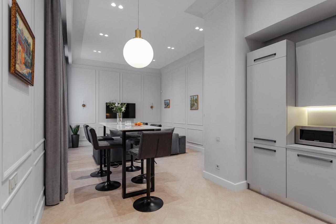 New! Luxury Apartment In The Center Of Odessa Overlooking Deribasovskaya Str. Low Price! Buitenkant foto