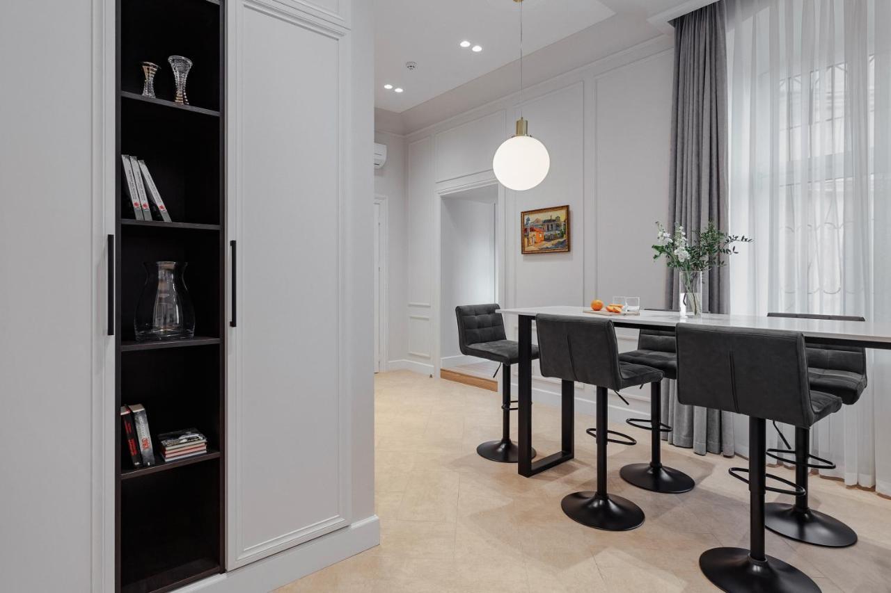 New! Luxury Apartment In The Center Of Odessa Overlooking Deribasovskaya Str. Low Price! Buitenkant foto