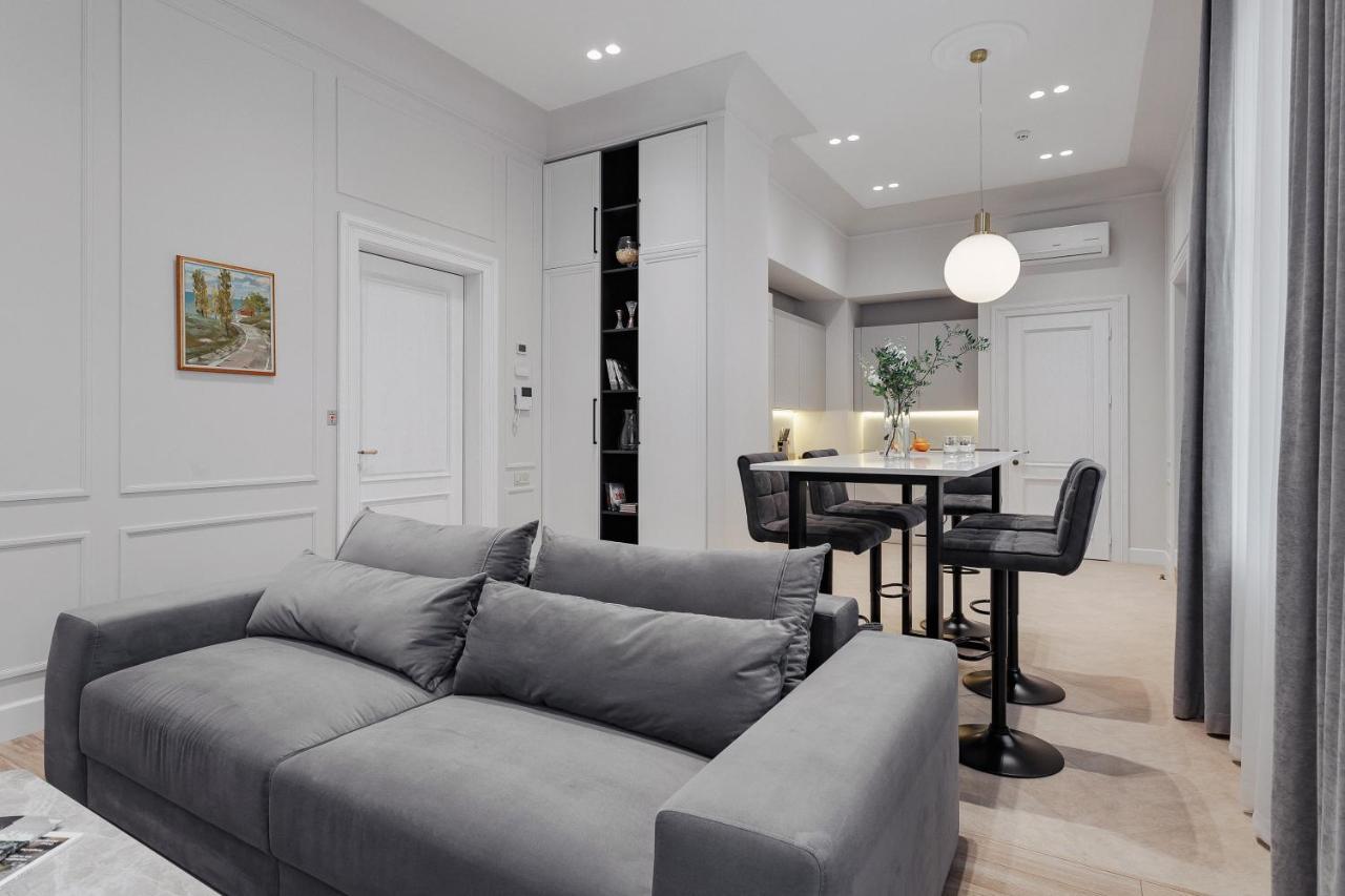 New! Luxury Apartment In The Center Of Odessa Overlooking Deribasovskaya Str. Low Price! Buitenkant foto