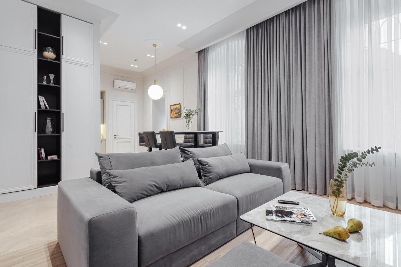 New! Luxury Apartment In The Center Of Odessa Overlooking Deribasovskaya Str. Low Price! Buitenkant foto