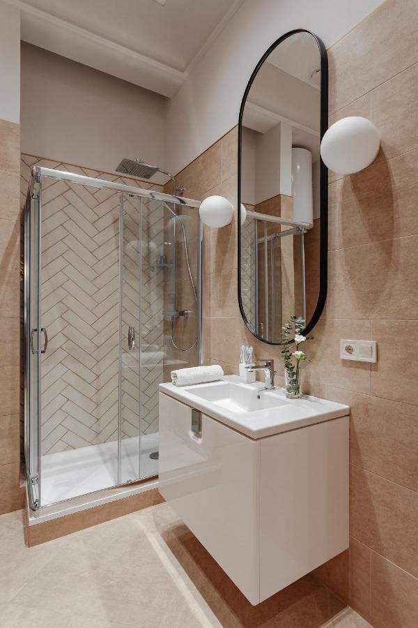 New! Luxury Apartment In The Center Of Odessa Overlooking Deribasovskaya Str. Low Price! Buitenkant foto