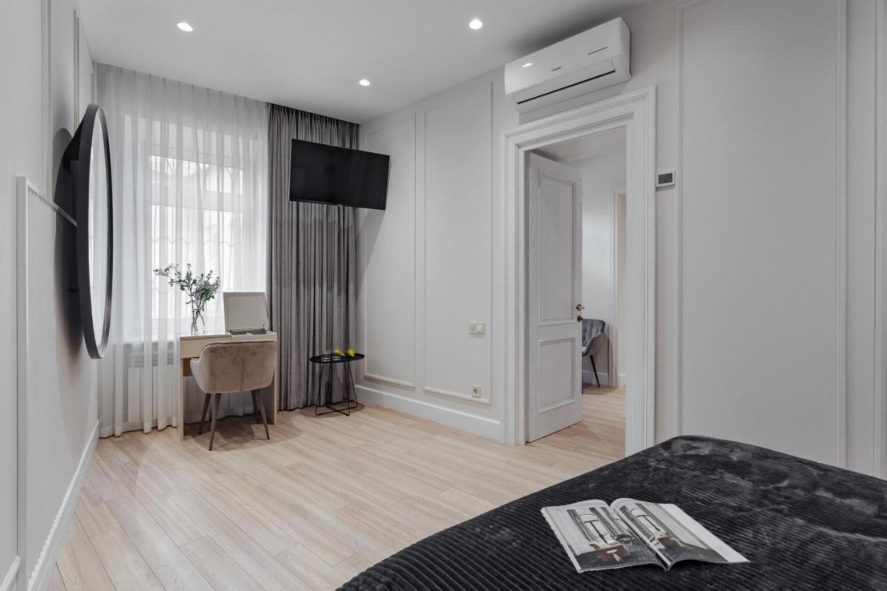 New! Luxury Apartment In The Center Of Odessa Overlooking Deribasovskaya Str. Low Price! Buitenkant foto