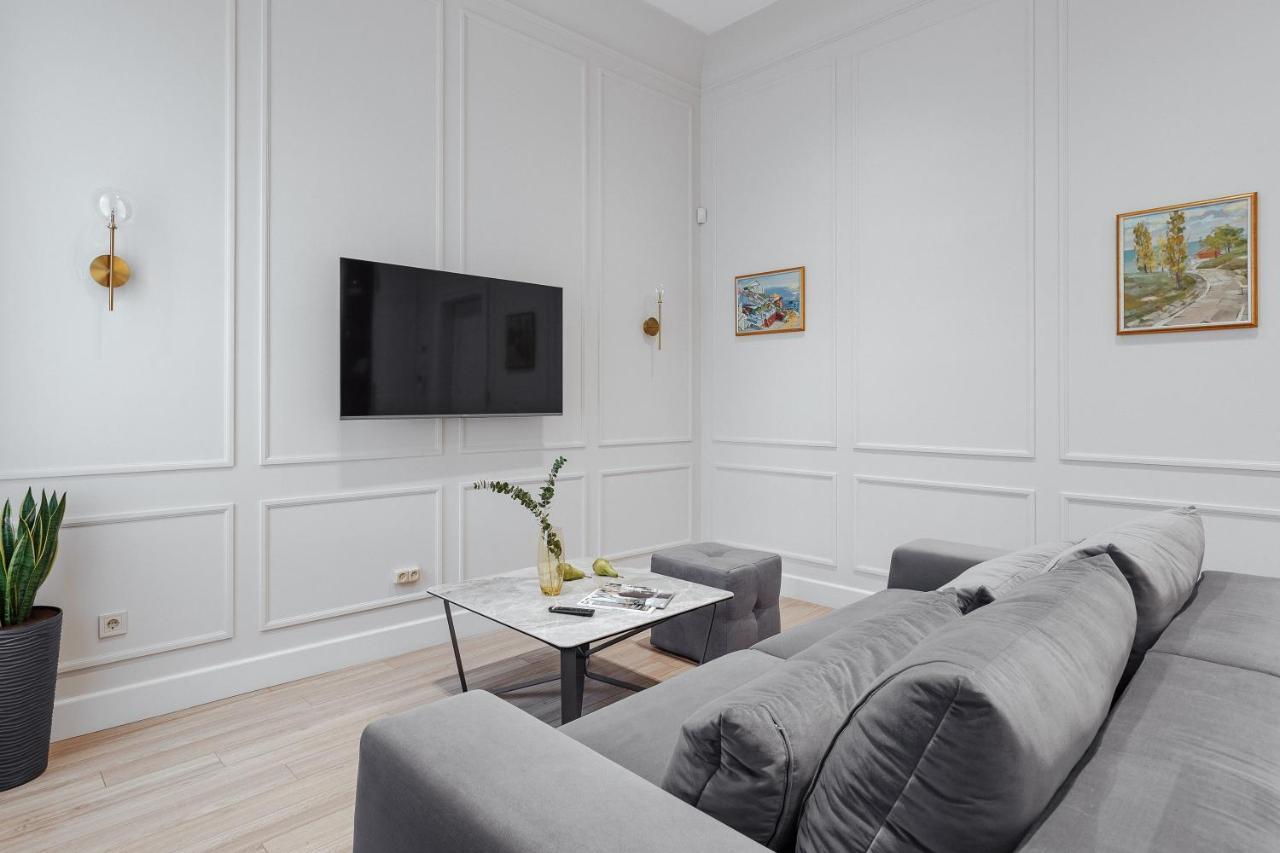 New! Luxury Apartment In The Center Of Odessa Overlooking Deribasovskaya Str. Low Price! Buitenkant foto